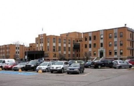 Personnes âgées allongées au sol: Barrette désigne deux enquêteurs | 98,5 fm | 20 juillet 2015