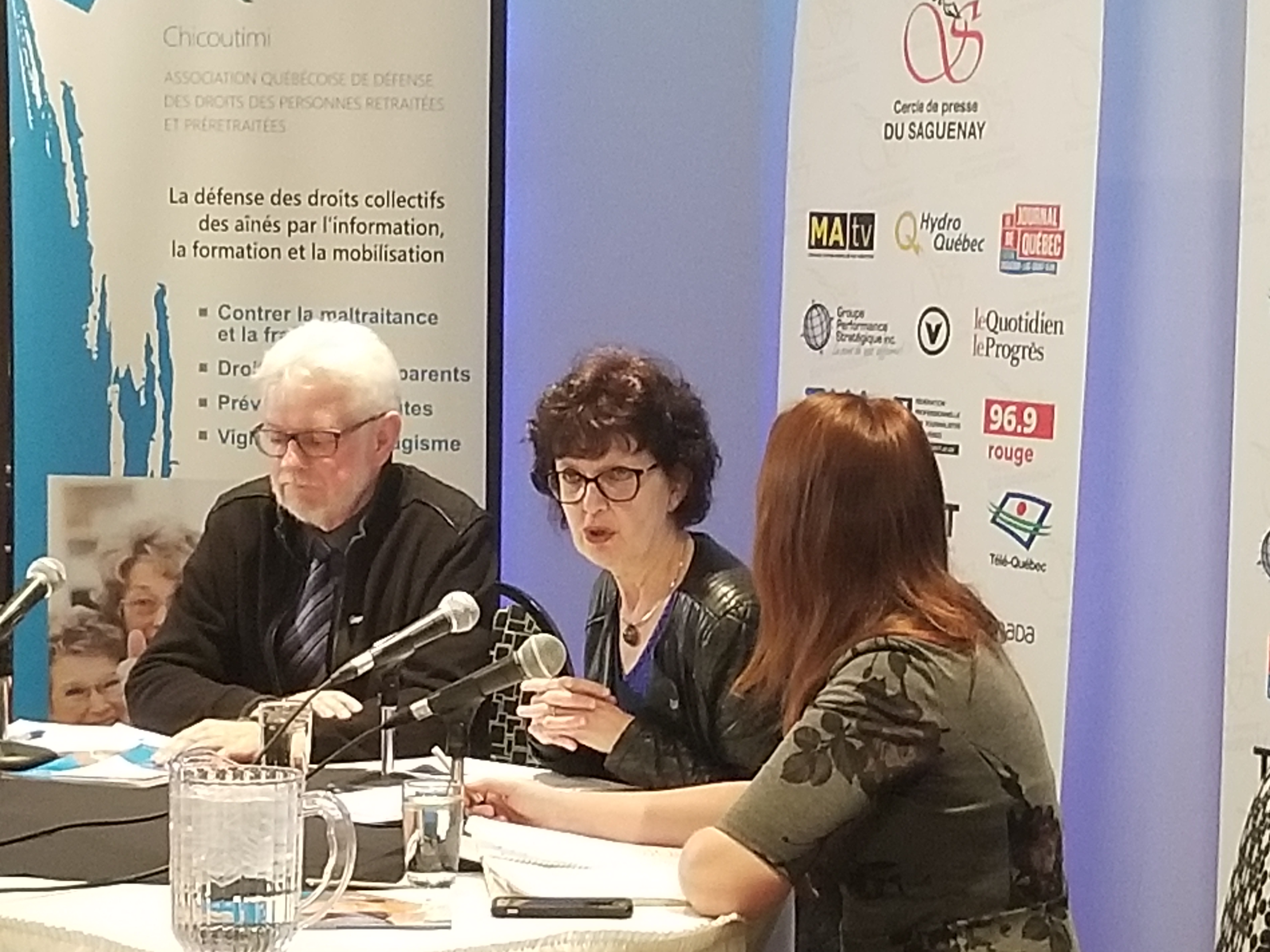 L’AQDR Devant le cercle de presse du Saguenay