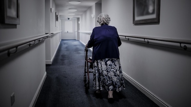 « Des vaccins s’en viennent dans les CHSLD, mais aussi des questionnements éthiques »