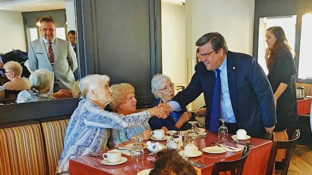 Coderre s’engage à créer un conseil des aînés