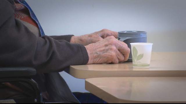 La solitude des aînés : un défi abordable