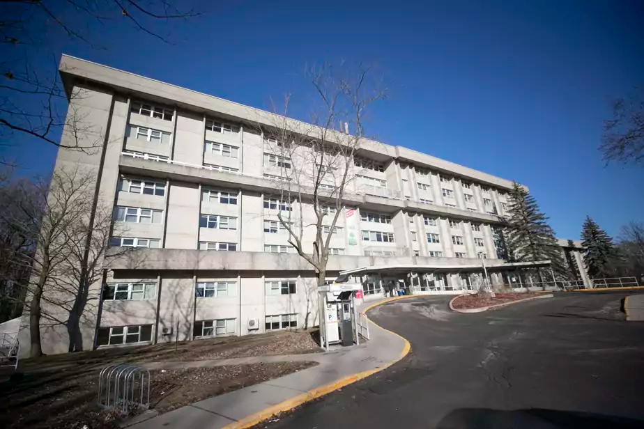 En avril 2020, Jean-Pierre Daubois, dont la mère est morte au CHSLD Sainte-Dorothée de Laval (photo) durant la pandémie de COVID-19, a déposé une demande d’action collective contre des CHSLD publics.