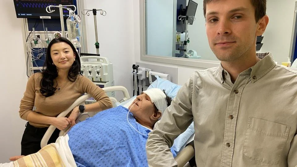 téléchargement Les étudiants en sciences infirmières Annabelle Lemay et Louis-David Larouche auprès d'un mannequin du centre de simulation du campus lavallois de l'Université de Montréal. PHOTO : RADIO-CANADA / DAVIDE GENTILE