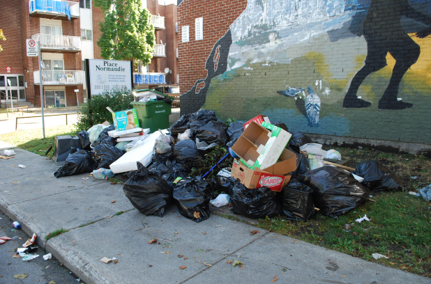 Le «trottoir-dépotoir» de l’avenue Chartrand | Métro | 11 septembre 2015